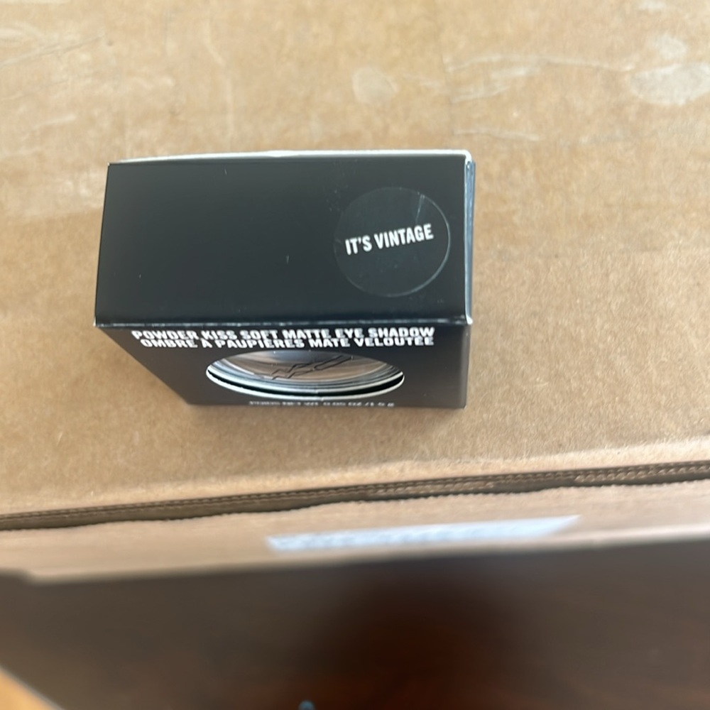 Mac powder kiss eye shadow - Picture 2 of 3